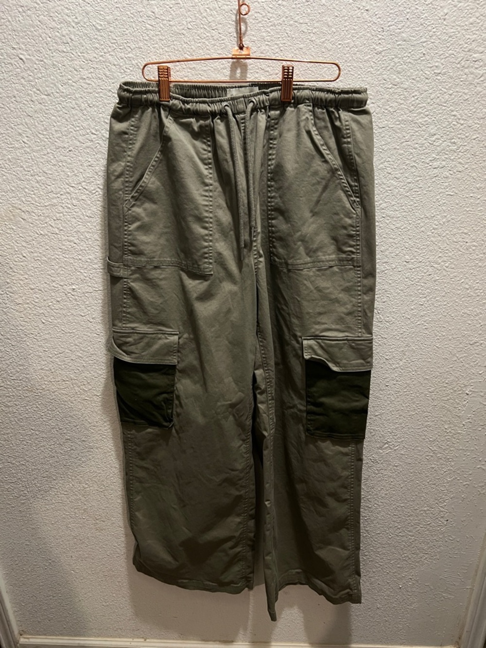 Abercrombie & Fitch Olive Wide-Leg Cargo Pants with Dark Green Pocket Panels